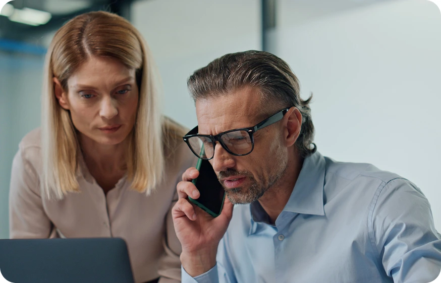 TAB_MENU_ILLUS_4 Two people calling and working together in a warm office